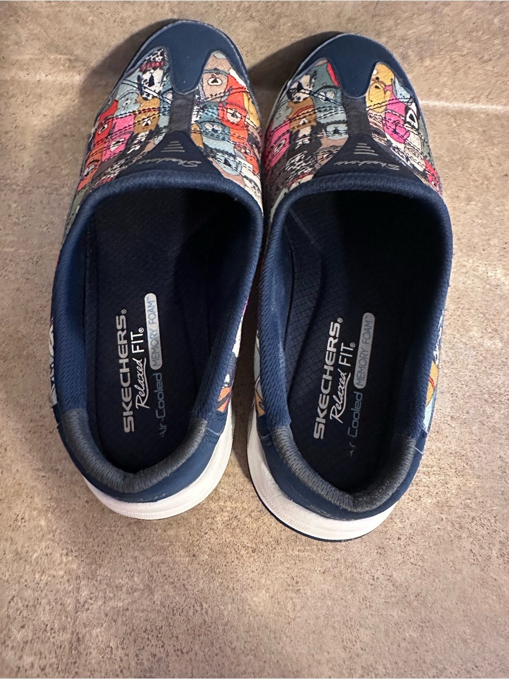 Skechers 8M Navy Slip-On Womens Sneakers with Rare Doggie Print Excellent Cond. - Picture 3 of 9